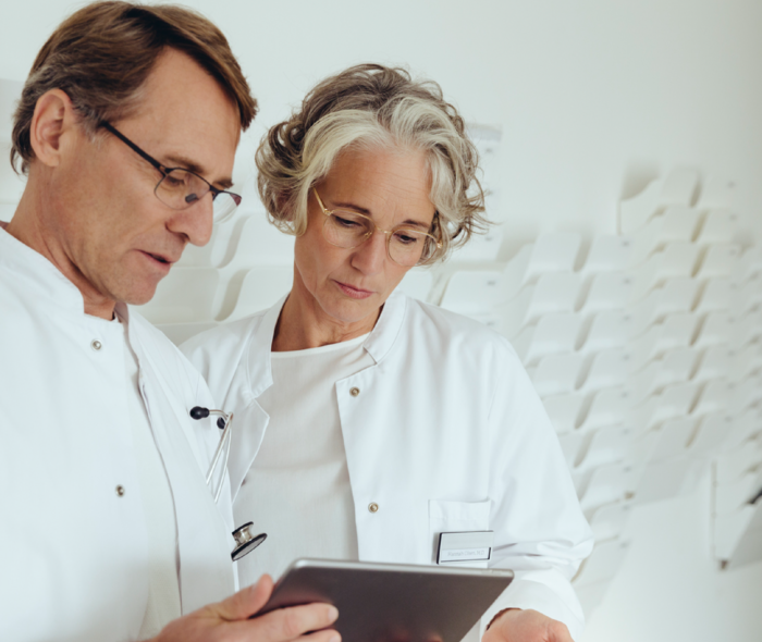 Leben mit Prostatakrebs: Ein Arzt und eine Ärztin stehen nebeneinander und betrachten einen Befund Ein Arzt und eine Ärztin stehen nebeneinander und betrachten einen Befund