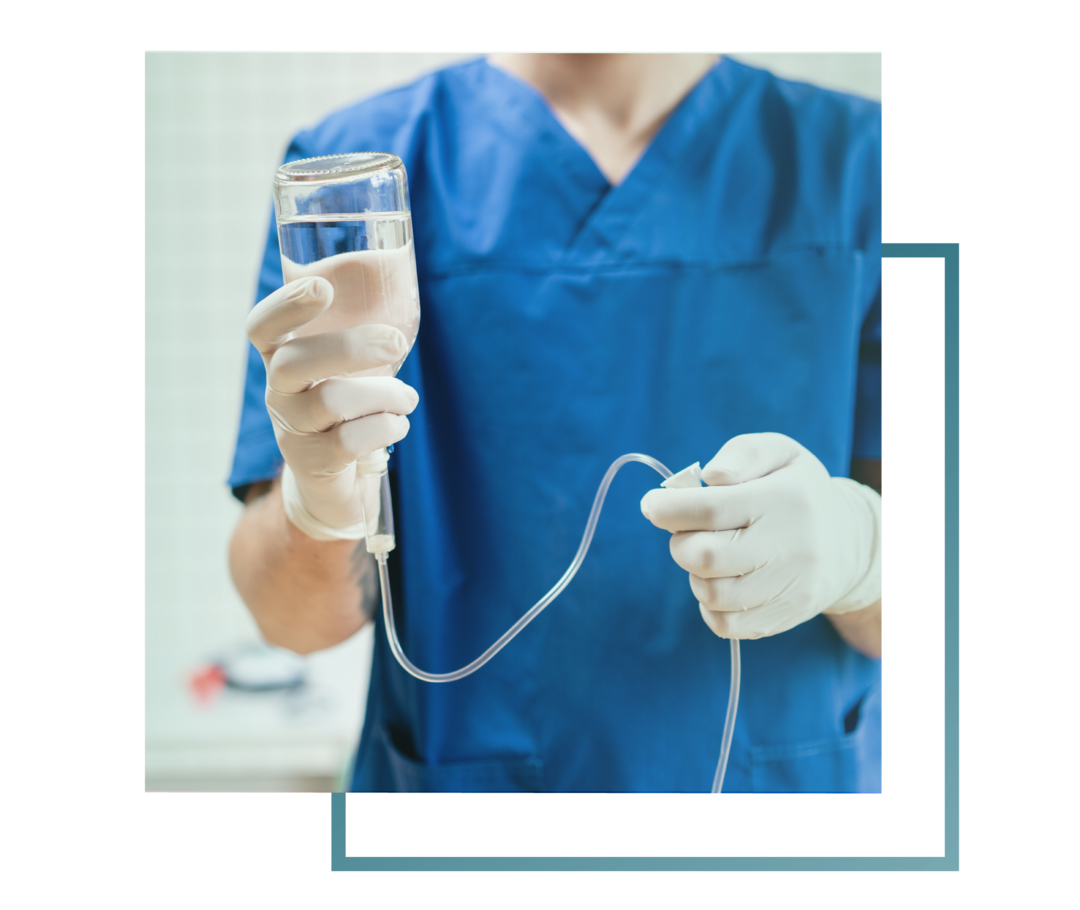 Leben mit Prostatakarzinom: Eine Schwester bereitet eine Infusion vor.  Eine Schwester bereitet eine Infusion vor.